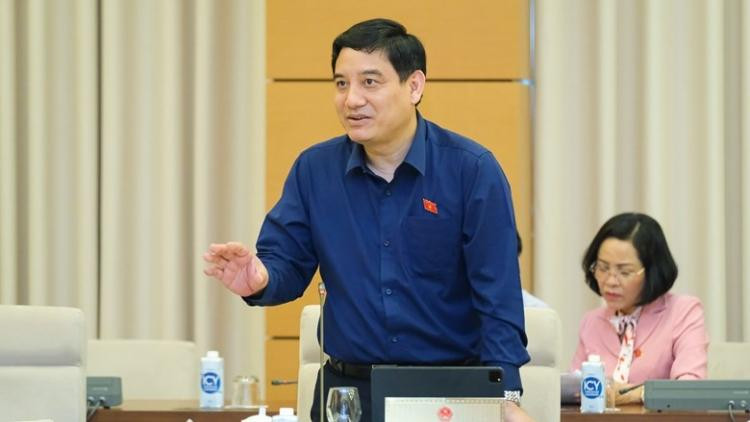 Chủ nhiệm Ủy ban Văn hoá Giáo dục của Quốc hội Nguyễn Đắc Vinh phát biểu thảo luận