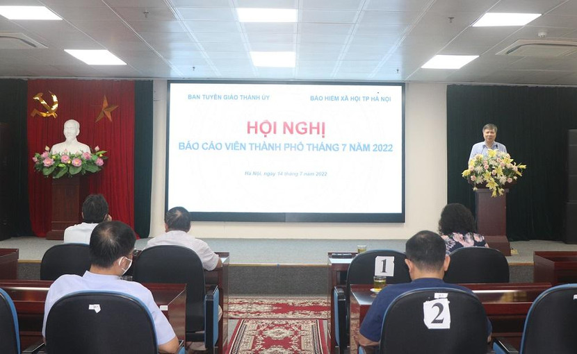 Giám đốc BHXH TP Hà Nội Nguyễn Đức Hòa thông tin tại hội nghị Giám đốc BHXH TP Hà Nội Nguyễn Đức Hòa thông tin tại hội nghị