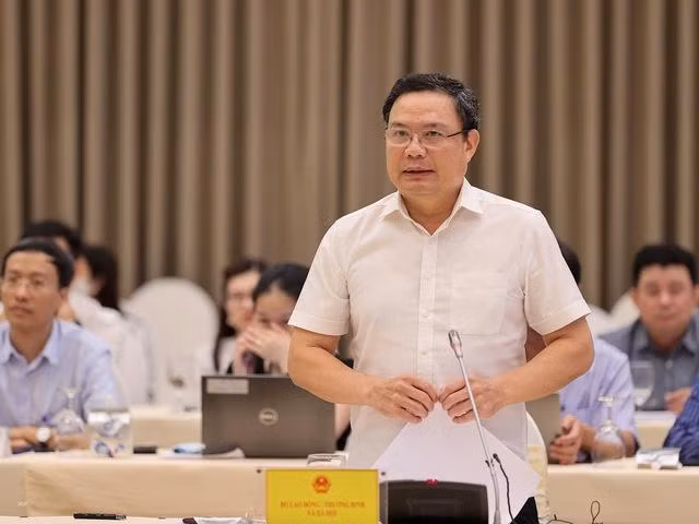 Thứ trưởng Bộ LĐ-TB&amp;XH Lê Văn Thanh thông tin tại buổi họp báo