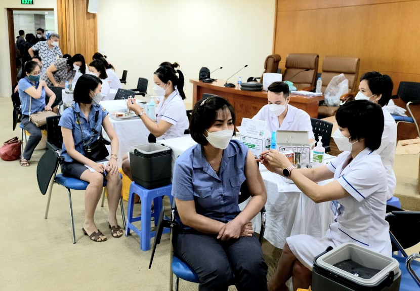 Cán bộ công nhân viên chức đi tiêm vaccine mũi 3, mũi 4 tại Hà Nội