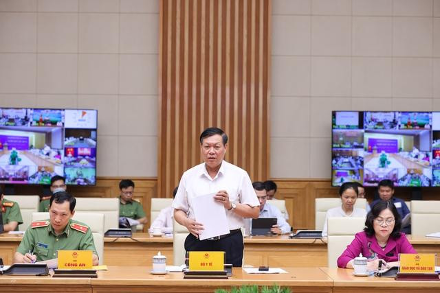 Thứ trưởng Bộ Y tế Đỗ Xuân Tuyên báo cáo tại phiên họp sáng 5-7