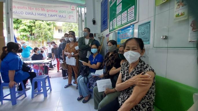 Người dân nên đi tiêm vaccine Covid-19 mũi nhắc lại vì vaccine vẫn có hiệu lực với biến thể mới Người dân nên đi tiêm vaccine Covid-19 mũi nhắc lại vì vaccine vẫn có hiệu lực với biến thể mới