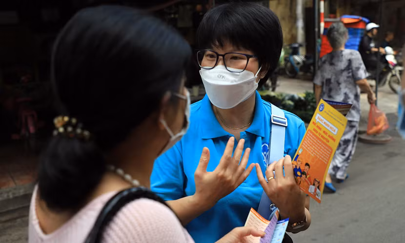 Cán bộ BHXH đến trực tiếp các khu chợ, khu dân cư để tuyên truyền