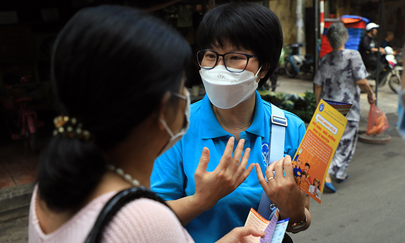 Cán bộ BHXH đến trực tiếp các khu chợ, khu dân cư để tuyên truyền