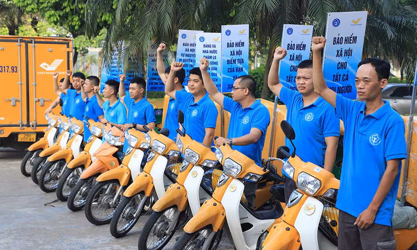 Tổ chạy tuần hành roadshow đã thực hiện tuyên truyền trên các tuyến đường chính