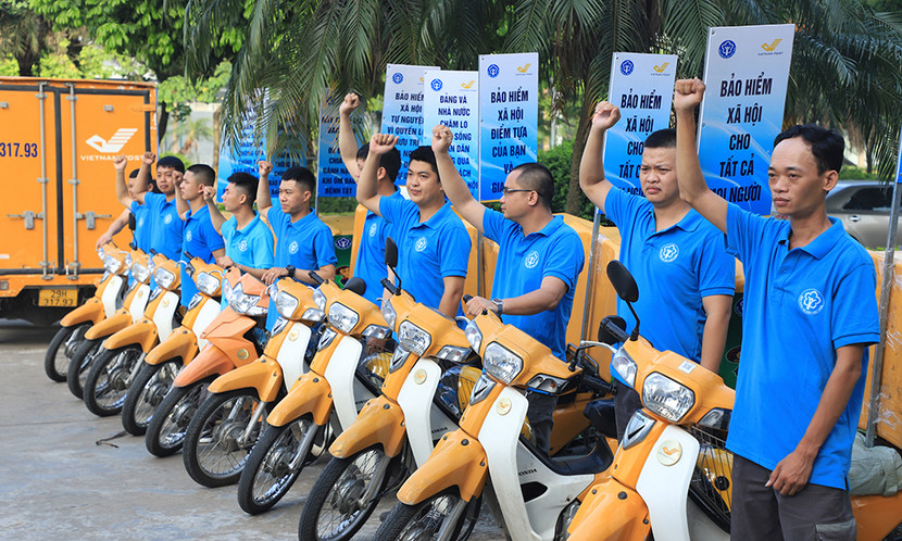 Tổ chạy tuần hành roadshow đã thực hiện tuyên truyền trên các tuyến đường chính