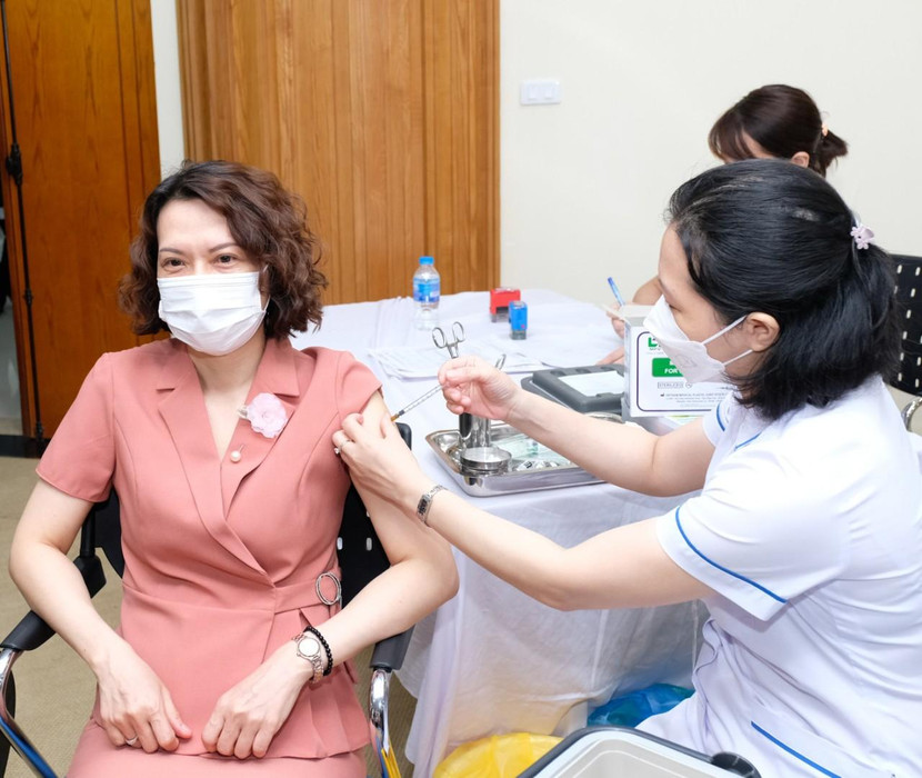 Thứ trưởng Bộ Y tế Nguyễn Thị Liên Hương tiêm vaccine Covid-19 mũi 4 tại lễ phát động Thứ trưởng Bộ Y tế Nguyễn Thị Liên Hương tiêm vaccine Covid-19 mũi 4 tại lễ phát động
