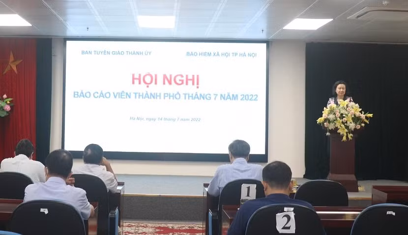 Phó Trưởng ban Tuyên giáo Thành ủy Hà Nội Đinh Thị Lan Duyên phát biểu tại hội nghị