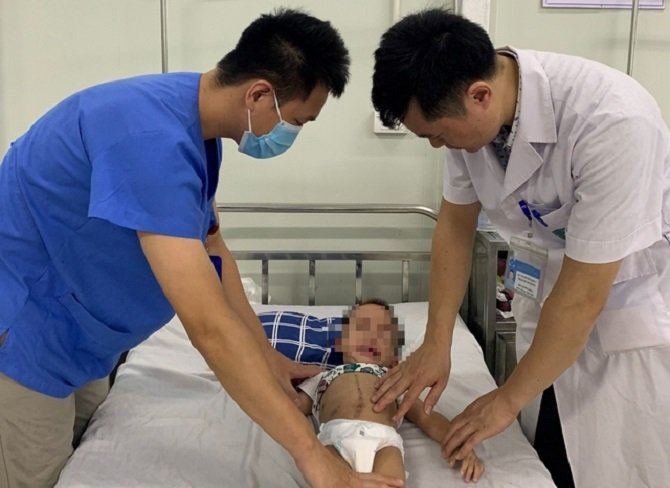 Bác sĩ kiểm tra sức khỏe cho bệnh nhi sau phẫu thuật Bác sĩ kiểm tra sức khỏe cho bệnh nhi sau phẫu thuật