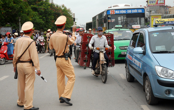 Phụ huynh thấp thỏm đợi sĩ tử thi môn đầu tiên ảnh 15