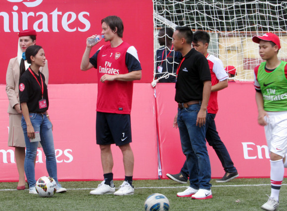 Dàn sao Arsenal mướt mồ hôi với các cầu thủ tí hon Việt Nam ảnh 12 Dàn sao Arsenal mướt mồ hôi với các cầu thủ tí hon Việt Nam ảnh 12