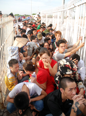 Trắng đêm vạ vật chờ mua vé trận Việt Nam - Arsenal ảnh 5