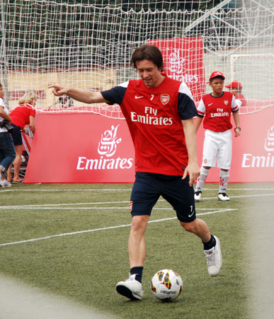 Dàn sao Arsenal mướt mồ hôi với các cầu thủ tí hon Việt Nam ảnh 11 Dàn sao Arsenal mướt mồ hôi với các cầu thủ tí hon Việt Nam ảnh 11