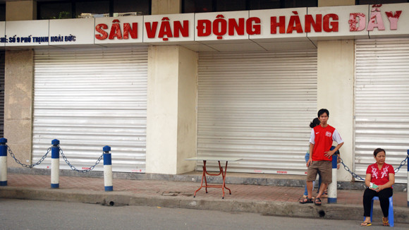 Bị phe vé "quây", BTC không dám bán nốt vé trận Việt Nam - Arsenal ảnh 6