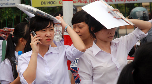 Phụ huynh thấp thỏm đợi sĩ tử thi môn đầu tiên ảnh 12