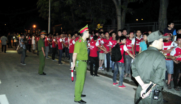 Người hâm mộ Arsenal thất vọng vì bị "cách ly" thần tượng ảnh 2 Người hâm mộ Arsenal thất vọng vì bị "cách ly" thần tượng ảnh 2