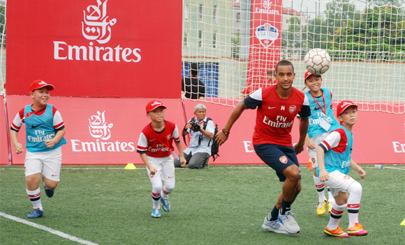 Dàn sao Arsenal mướt mồ hôi với các cầu thủ tí hon Việt Nam ảnh 5 Dàn sao Arsenal mướt mồ hôi với các cầu thủ tí hon Việt Nam ảnh 5