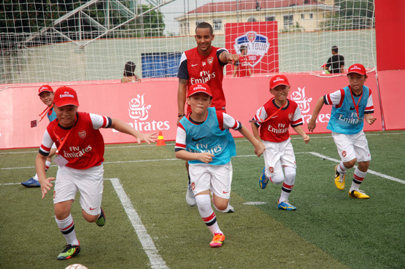 Dàn sao Arsenal mướt mồ hôi với các cầu thủ tí hon Việt Nam ảnh 7 Dàn sao Arsenal mướt mồ hôi với các cầu thủ tí hon Việt Nam ảnh 7