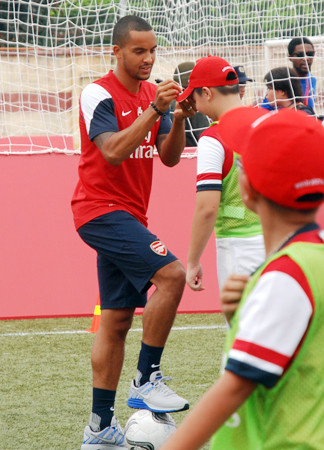 Dàn sao Arsenal mướt mồ hôi với các cầu thủ tí hon Việt Nam ảnh 16 Dàn sao Arsenal mướt mồ hôi với các cầu thủ tí hon Việt Nam ảnh 16