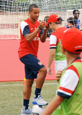 Dàn sao Arsenal mướt mồ hôi với các cầu thủ tí hon Việt Nam ảnh 16