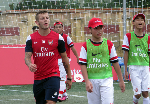 Dàn sao Arsenal mướt mồ hôi với các cầu thủ tí hon Việt Nam ảnh 14 Dàn sao Arsenal mướt mồ hôi với các cầu thủ tí hon Việt Nam ảnh 14