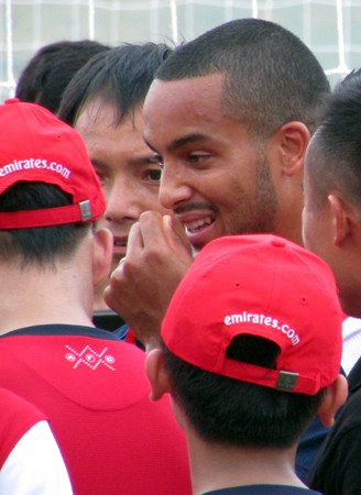 Dàn sao Arsenal mướt mồ hôi với các cầu thủ tí hon Việt Nam ảnh 10 Dàn sao Arsenal mướt mồ hôi với các cầu thủ tí hon Việt Nam ảnh 10