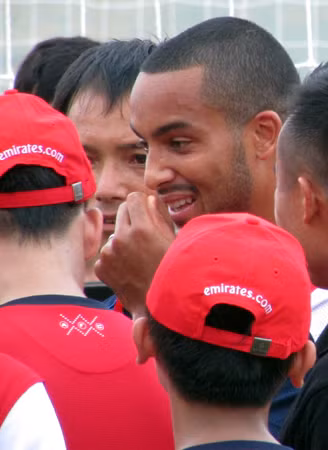 Dàn sao Arsenal mướt mồ hôi với các cầu thủ tí hon Việt Nam ảnh 10