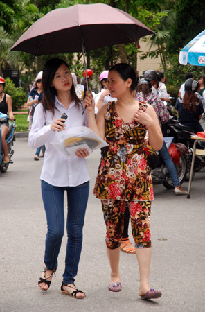 Phụ huynh thấp thỏm đợi sĩ tử thi môn đầu tiên ảnh 7