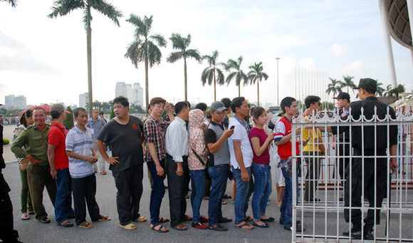 Trắng đêm vạ vật chờ mua vé trận Việt Nam - Arsenal ảnh 9