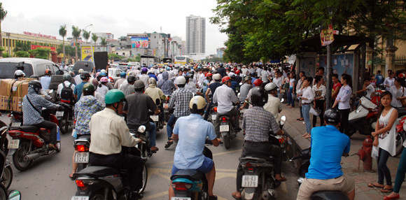 Phụ huynh thấp thỏm đợi sĩ tử thi môn đầu tiên ảnh 14