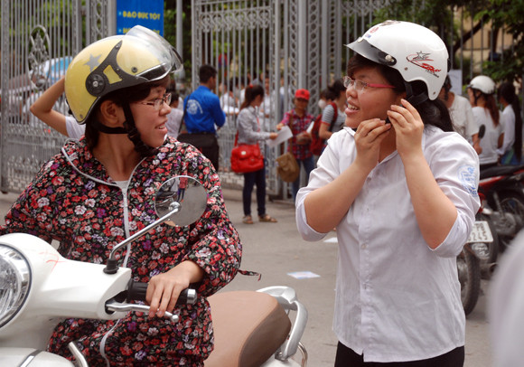 Phụ huynh thấp thỏm đợi sĩ tử thi môn đầu tiên ảnh 8