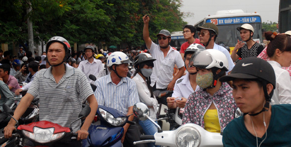 Phụ huynh thấp thỏm đợi sĩ tử thi môn đầu tiên ảnh 13