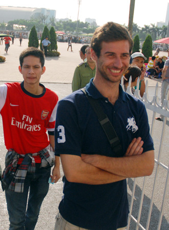 Trắng đêm vạ vật chờ mua vé trận Việt Nam - Arsenal ảnh 10