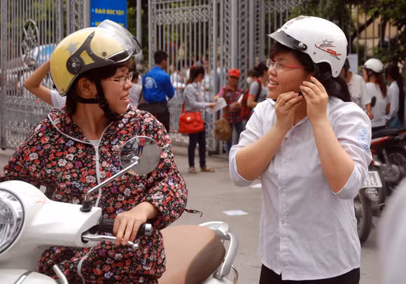 Phụ huynh thấp thỏm đợi sĩ tử thi môn đầu tiên ảnh 8