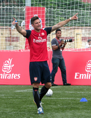 Dàn sao Arsenal mướt mồ hôi với các cầu thủ tí hon Việt Nam ảnh 15 Dàn sao Arsenal mướt mồ hôi với các cầu thủ tí hon Việt Nam ảnh 15