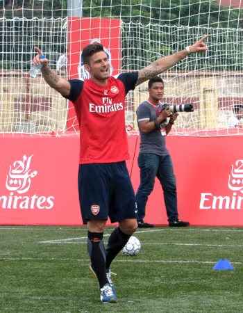 Dàn sao Arsenal mướt mồ hôi với các cầu thủ tí hon Việt Nam ảnh 15