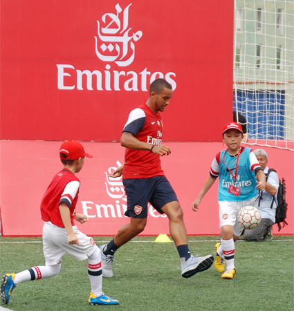 Dàn sao Arsenal mướt mồ hôi với các cầu thủ tí hon Việt Nam ảnh 6 Dàn sao Arsenal mướt mồ hôi với các cầu thủ tí hon Việt Nam ảnh 6