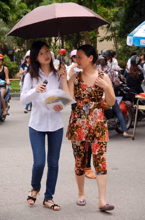 Phụ huynh thấp thỏm đợi sĩ tử thi môn đầu tiên ảnh 7