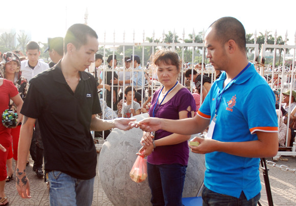 Trắng đêm vạ vật chờ mua vé trận Việt Nam - Arsenal ảnh 8