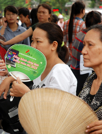 Phụ huynh thấp thỏm đợi sĩ tử thi môn đầu tiên ảnh 4