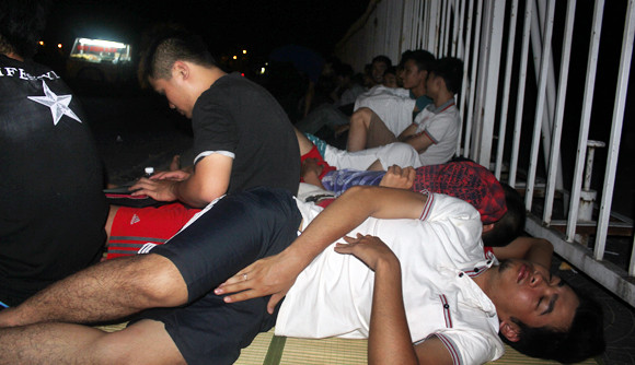 Trắng đêm vạ vật chờ mua vé trận Việt Nam - Arsenal ảnh 4