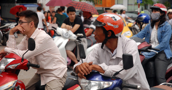 Phụ huynh thấp thỏm đợi sĩ tử thi môn đầu tiên ảnh 5