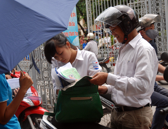 Phụ huynh thấp thỏm đợi sĩ tử thi môn đầu tiên ảnh 9