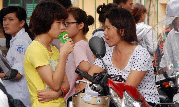 Phụ huynh thấp thỏm đợi sĩ tử thi môn đầu tiên ảnh 10