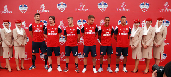 Dàn sao Arsenal mướt mồ hôi với các cầu thủ tí hon Việt Nam ảnh 4 Dàn sao Arsenal mướt mồ hôi với các cầu thủ tí hon Việt Nam ảnh 4