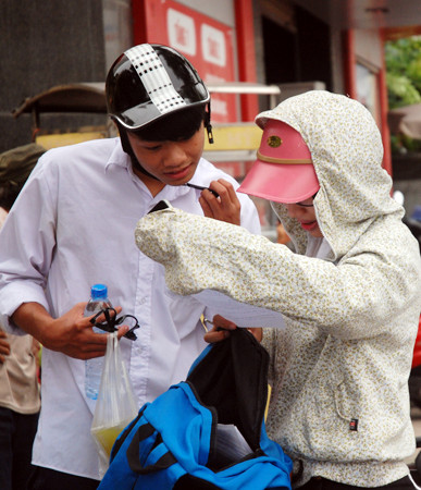 Phụ huynh thấp thỏm đợi sĩ tử thi môn đầu tiên ảnh 11