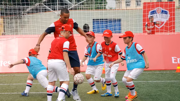 Dàn sao Arsenal mướt mồ hôi với các cầu thủ tí hon Việt Nam ảnh 9