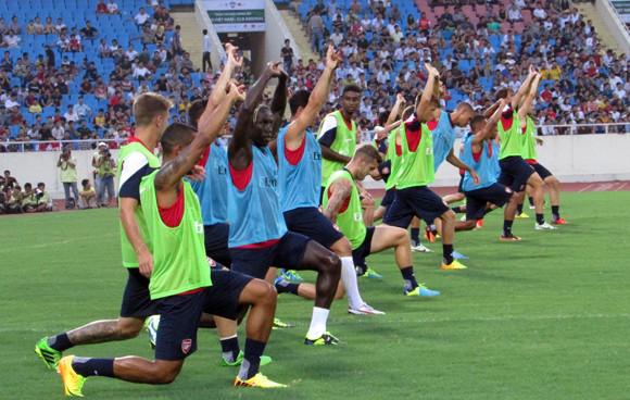 Các "Pháo thủ" hâm nóng sân Mỹ Đình ảnh 5