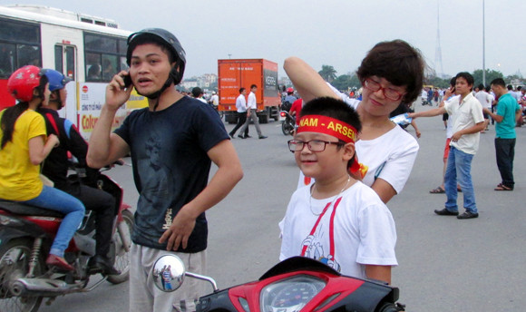 Các "Pháo thủ" hâm nóng sân Mỹ Đình ảnh 2