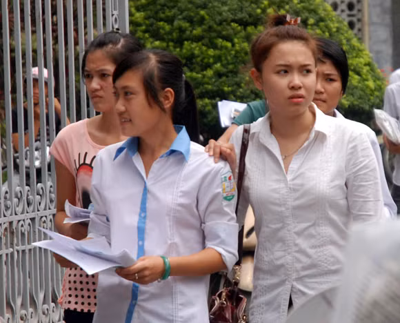 Phụ huynh thấp thỏm đợi sĩ tử thi môn đầu tiên ảnh 6